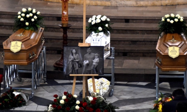 Pogrzeb dziennikarskiego małżeństwa i ich syna