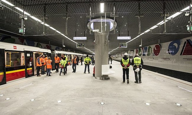 Czytał "Dynastię", będzie mówił w metrze