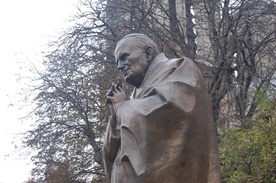 Pomnik św. Jana Pawła II stanął przy katedrze Notre-Dame