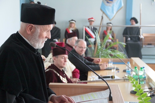 Ks. Hryniewicz i o. Napiórkowski doktorami honorowymi UO