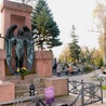 Figura Anioła Ciszy w głównej alei cmentarza przy ul. Limanowskiego w Radomiu