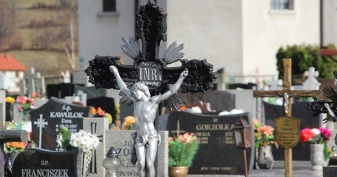1 listopada na cmentarzach całegj diecezji odbędą się modlitwy za dusze zmarłych.