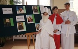 Julia Plaskota, Patryk Boros i Adam Nowicki (z lewej) przebrali się za świętych i ułożyli o nich wiersze