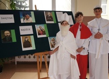 Julia Plaskota, Patryk Boros i Adam Nowicki (z lewej) przebrali się za świętych i ułożyli o nich wiersze