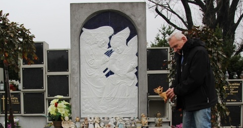 Tu rodzice mogą odwiedzać swoje dzieci, modlić się za nie - mówi Henryk Juszczyk.