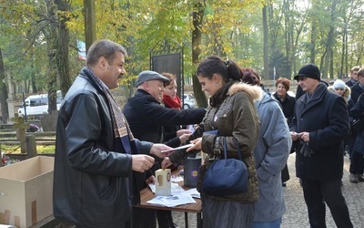 Ratują cmentarne pomniki