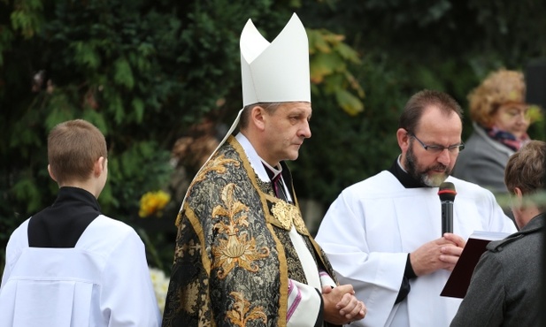 - Przychodzimy na groby nie tylko dla wspomnienia, zapalenia znicza, położenia kwiatów, nawet nie tylko dla modlitwy - mówił bp Pindel...