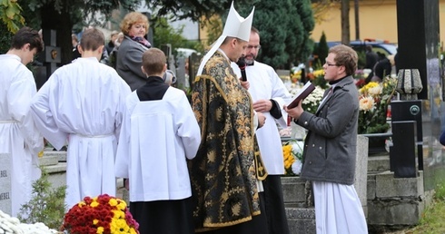 Bp Roman Pindel podczas nabożeństwa za zmarłych na cmentarzu przy ul. Grunwaldzkiej