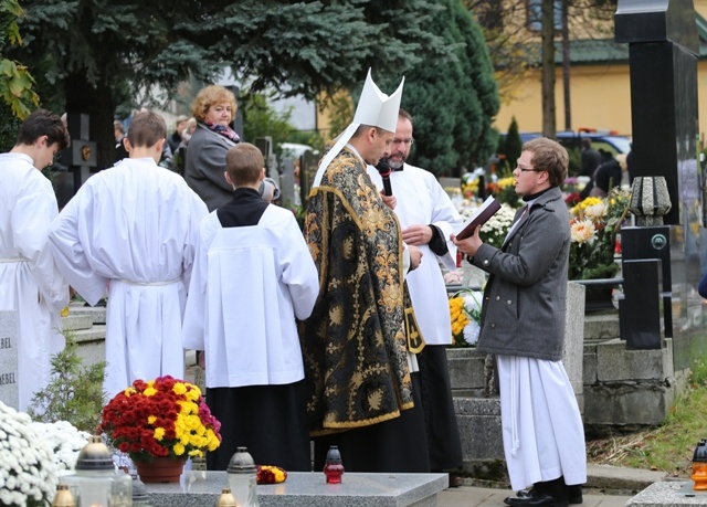 Bp Roman Pindel podczas nabożeństwa za zmarłych na cmentarzu przy ul. Grunwaldzkiej