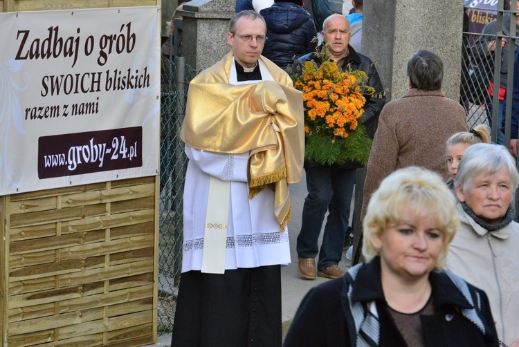 Procesja na cmentarzu