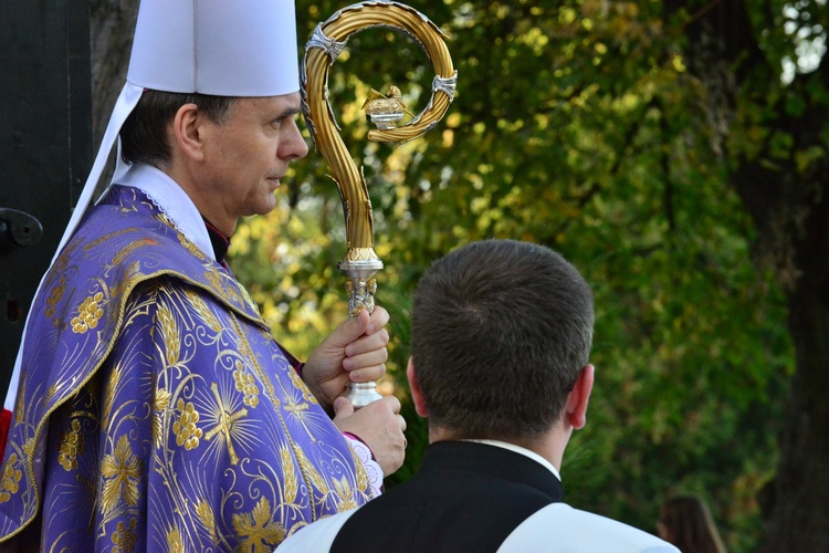 Procesja na cmentarzu