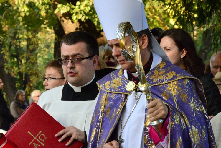 Procesja na cmentarzu