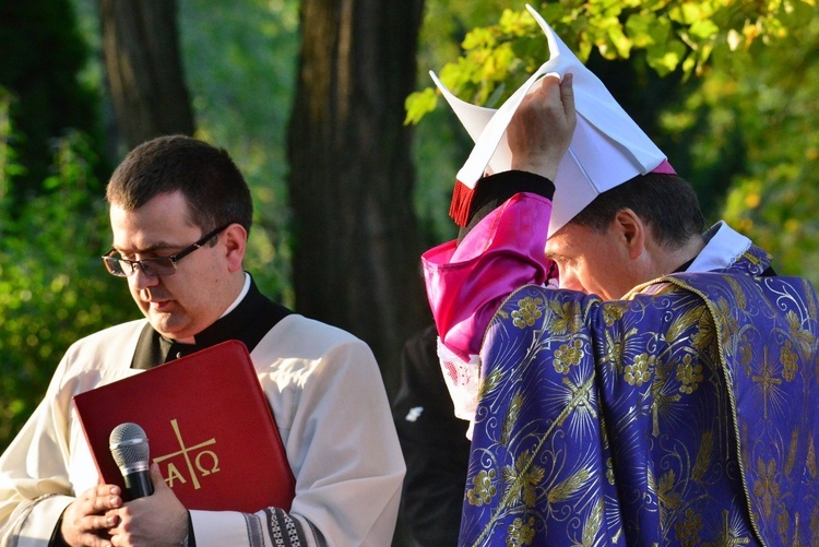 Procesja na cmentarzu