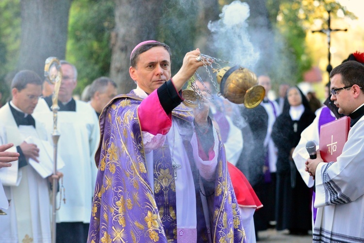 Procesja na cmentarzu