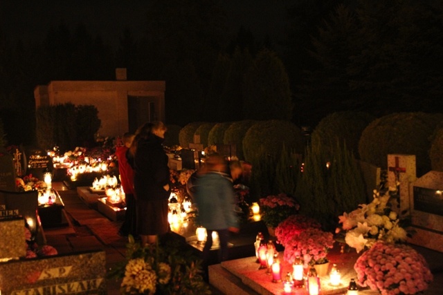 Cmentarz w Zabrzegu nocą