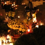 Cmentarz w Zabrzegu nocą
