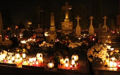 Cmentarz parafialny w Zabrzegu we Wszystkich Świętych wieczorem
