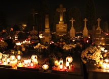 Cmentarz parafialny w Zabrzegu we Wszystkich Świętych wieczorem