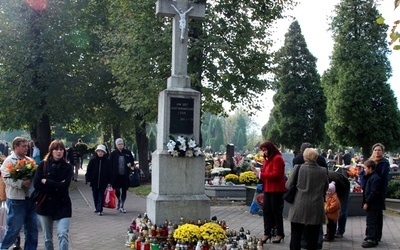 Krzyż na cmentarzu parafii św. Franciszka w Bielsku-Białej-Wapienicy