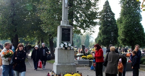 Krzyż na cmentarzu parafii św. Franciszka w Bielsku-Białej-Wapienicy