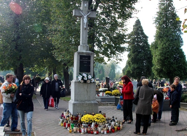 Krzyż na cmentarzu parafii św. Franciszka w Bielsku-Białej-Wapienicy