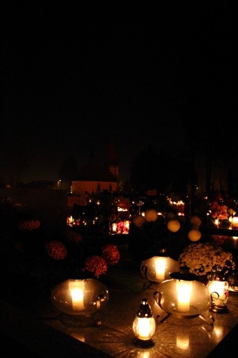 Niepołomicki cmentarz po zmierzchu