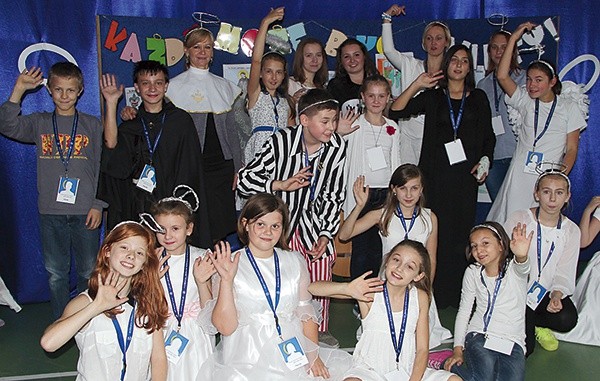  W PSP nr 32 przebranie obowiązywało przez cały dzień. W gronie uczniów i wolontariuszy Aleksandra Kaleta, dyrektor placówki (stoi trzecia z lewej) i Ewa Mężyk (stoi czwarta z prawej)