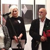  O twórczości jubilata prof. Aleksandra Olszewskiego mówi Tamara Książek (z lewej). Obok kurator wystawy Elżbieta Raczkowska 