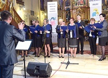  Na początek koncert parafialnego chóru Adalbertus. Prowadzi go Michał Fiderek, organista w parafii w Kraśnicy