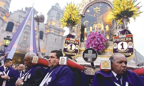  28.10.2014. Peru. Lima. Co roku w rocznicę trzęsienia ziemi z 1746 roku, które doszczętnie zniszczyło Limę, odbywa się procesja uznawana za największą na świecie. Wierni oddają cześć cudownemu wizerunkowi Ukrzyżowanego (Señor de los Milagros de Nazarenas), który ocalał w zniszczonej stolicy. 