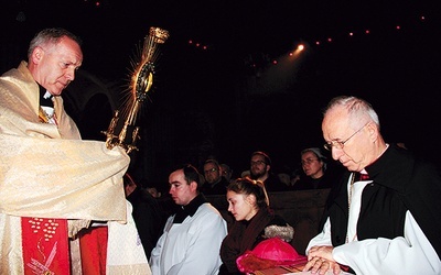  Na zakończenie czuwania wierni, z biskupem na czele,  zostali pobłogosławieni Najświętszym Sakramentem