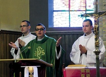  O. Dariusz W. Andrzejewski CSSp, prowincjał Zgromadzenia Ducha Świętego, z nowicjuszami Mikołajem Kurką (po lewej) i Pawłem Kaszyńskim 