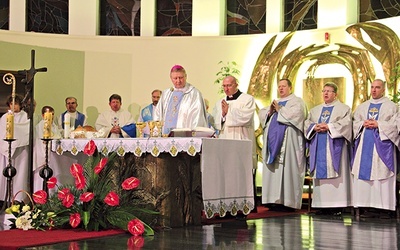  Na początku Mszy św. bp Szlachetka przekazał zgromadzonym w świątyni słowa pozdrowienia, błogosławieństwa i zapewnienie o modlitwie od abp. Sławoja Leszka Głódzia