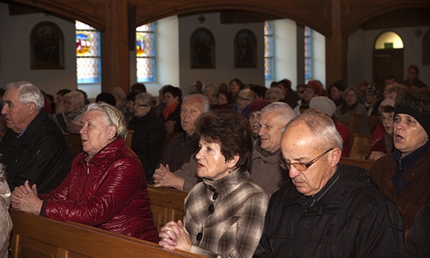 Barwice modlą się o życie księdza