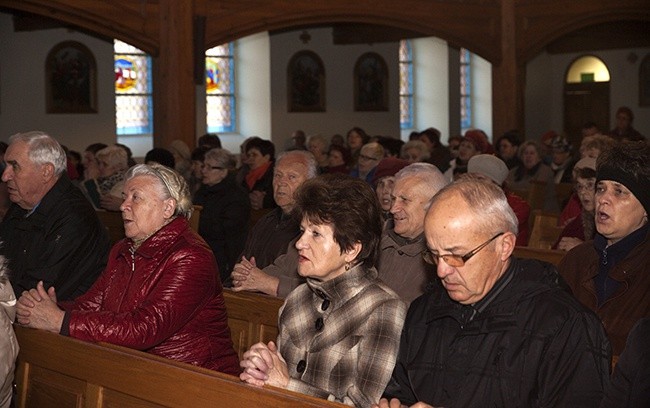 Barwice modlą się o życie księdza