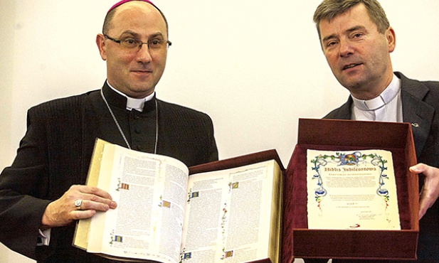  Pierwszy egzemplarz edycji limitowanej trafi na Jasną Górę jako wotum dla Matki Bożej Częstochowskiej, egzemplarz numer dwa otrzymał prymas Polski, abp Wojciech Polak 