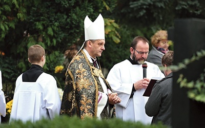 Bp Roman Pindel przewodniczył modlitwom na bielskim cmentarzu