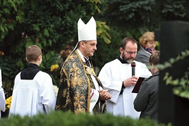 Bp Roman Pindel przewodniczył modlitwom na bielskim cmentarzu