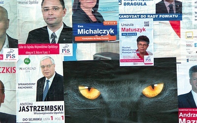 Kandydaci uśmiechają się do wyborców z setek plakatów