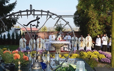 Msza św. na cmentarzu katedralnym w Sandomierzu