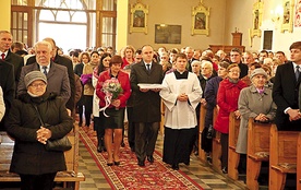 Podczas Mszy św. jubileuszowej w procesji z darami przyniesiono do ołtarza m.in. nowe szaty i naczynia liturgiczne dla parafialnej świątyni