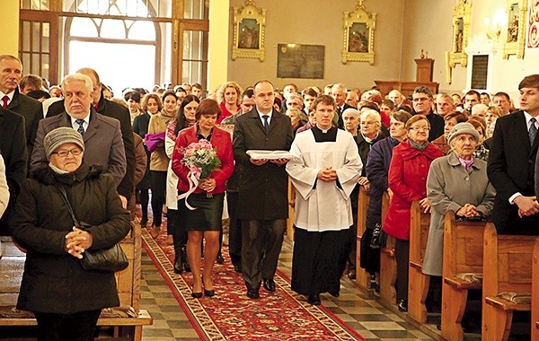 Podczas Mszy św. jubileuszowej w procesji z darami przyniesiono do ołtarza m.in. nowe szaty i naczynia liturgiczne dla parafialnej świątyni