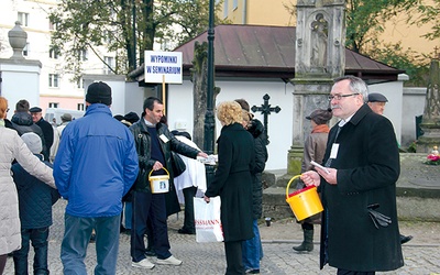 Powyżej: Za zebrane pieniądze udało się już wyremontować 270 nagrobków