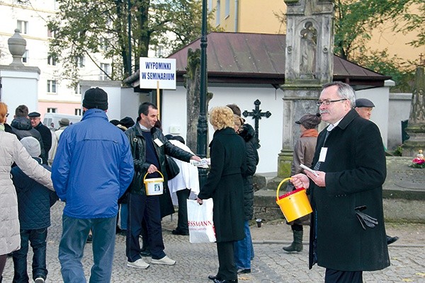 Powyżej: Za zebrane pieniądze udało się już wyremontować 270 nagrobków