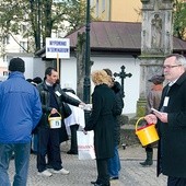 Powyżej: Za zebrane pieniądze udało się już wyremontować 270 nagrobków