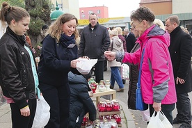  – Ludzie chętnie kupują znicze u nas, bo chcą, żeby ich pieniądze poszły na szczytny cel. Wrzucają też datki do skrzynki – powiedziała wolontariuszka Aneta Stonoga