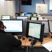  Na monitorach operatorzy mają wyświetlony nie tylko numer dzwoniącego telefonu, ale również  lokalizację miejsca, z którego nawiązane jest połączenie