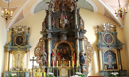  Ołtarz główny pochodzi z ok. 1740 r. Znajduje się w nim obraz  św. Jana w Oleju z połowy XVI w.