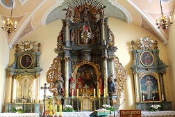  Ołtarz główny pochodzi z ok. 1740 r. Znajduje się w nim obraz  św. Jana w Oleju z połowy XVI w.