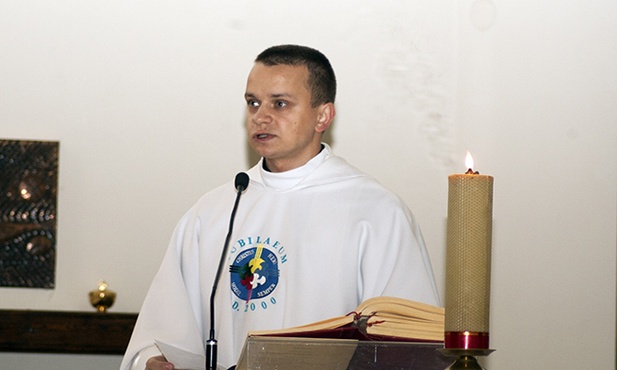 Papież modli się za pobitego księdza
